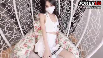  约放假的美乳学妹到酒店吊椅上做爱 锅锅酱